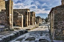 Atti vandalici a Pompei, sfregiato un affresco