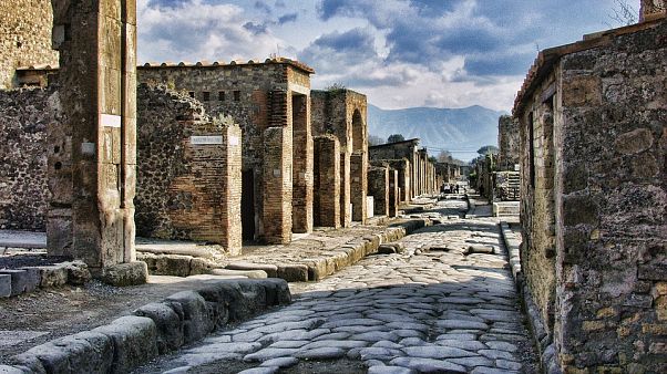 Atti vandalici a Pompei, sfregiato un affresco Atti vandalici a Pompei, sfregiato un affresco