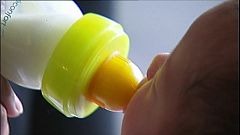 Bebé toma un biberón de leche