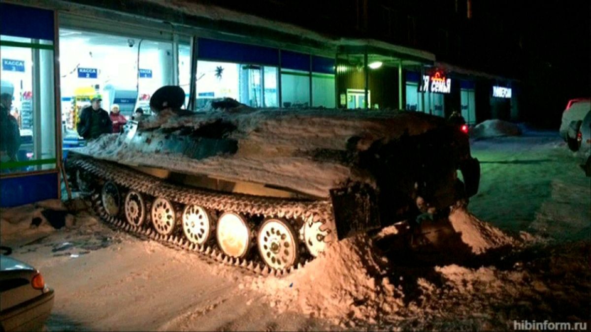 Un ruso intenta combatir la hora de cierre subido en un tanque