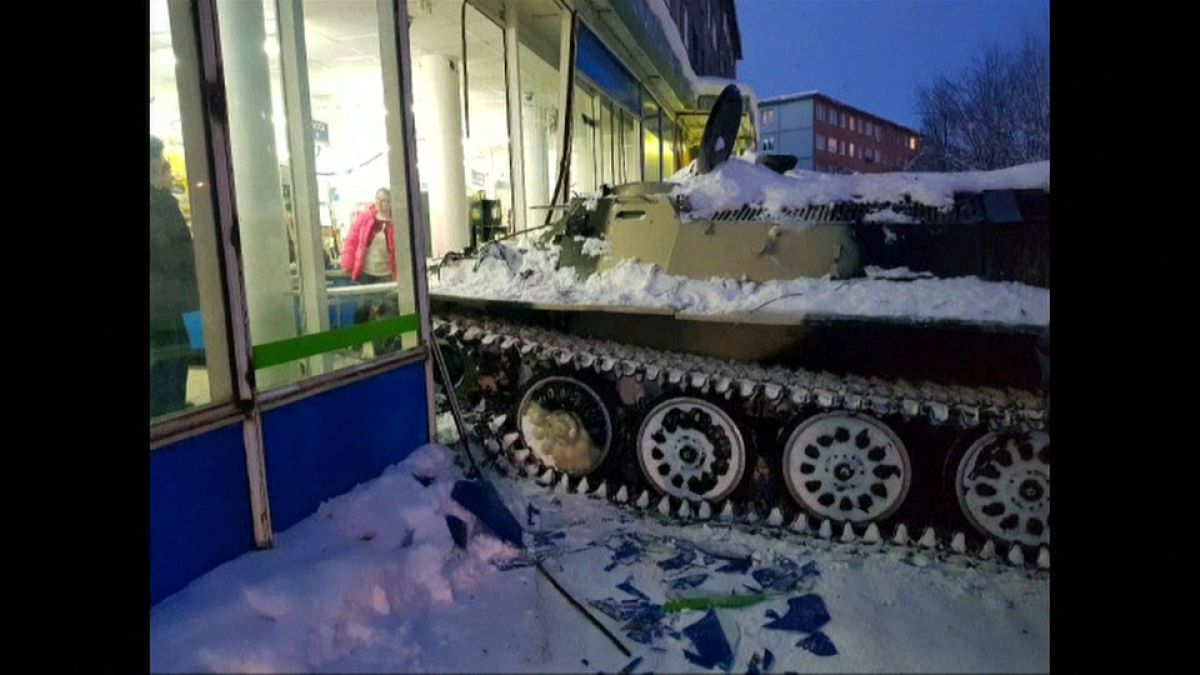 Russia, fa irruzione in uno store con un carro armato per rubare da bere