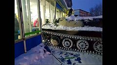 Russia, fa irruzione in uno store con un carro armato per rubare da bere