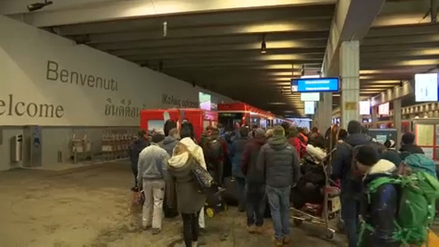 Vonattal mentik a turistákat Zermattból