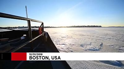 خفر سواحل بوسطن الأمريكية يتحدون الطقس لإيصال المساعدات إلى السكان