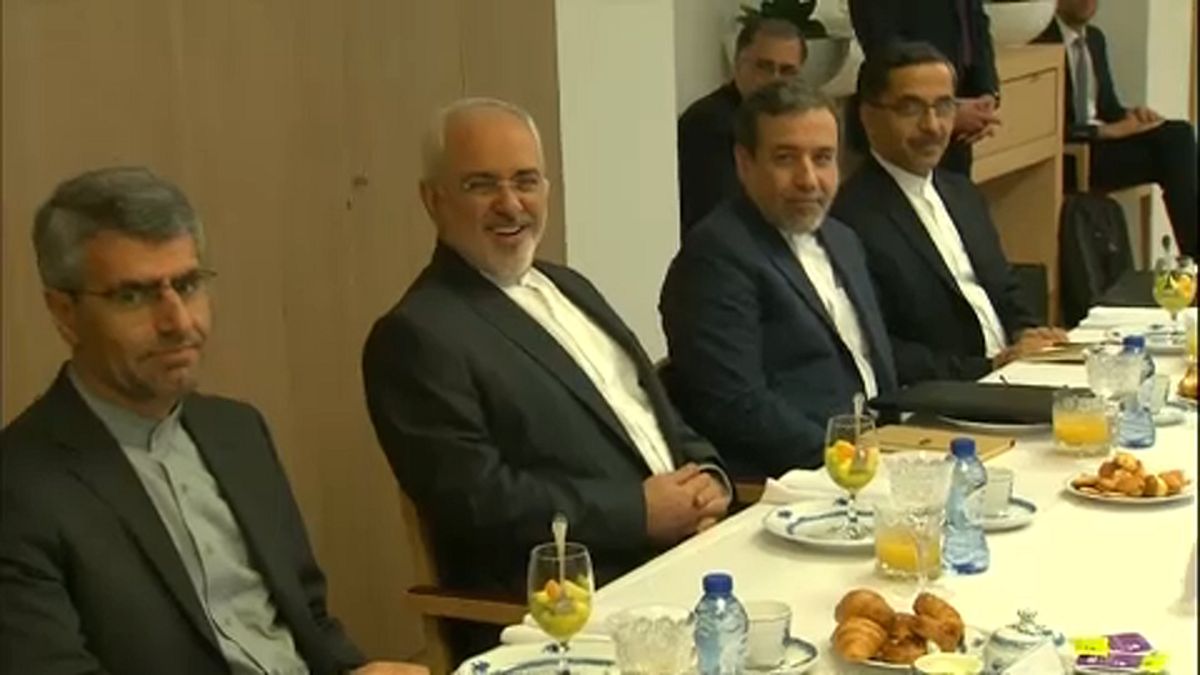 La delegazione iraniana, Javad Zarif è il secondo da sinistra