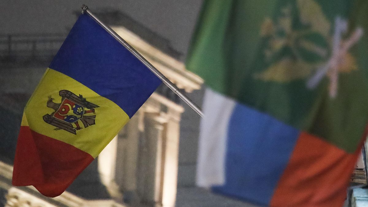 La bandiera moldava e quella della Russia, in sottofondo