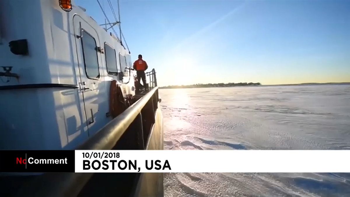 Rebocador quebra-gelo junto ao porto de Boston