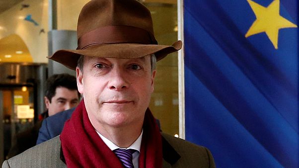 Farage quer segundo referendo para reforçar saída da UE Farage quer segundo referendo para reforçar saída da UE