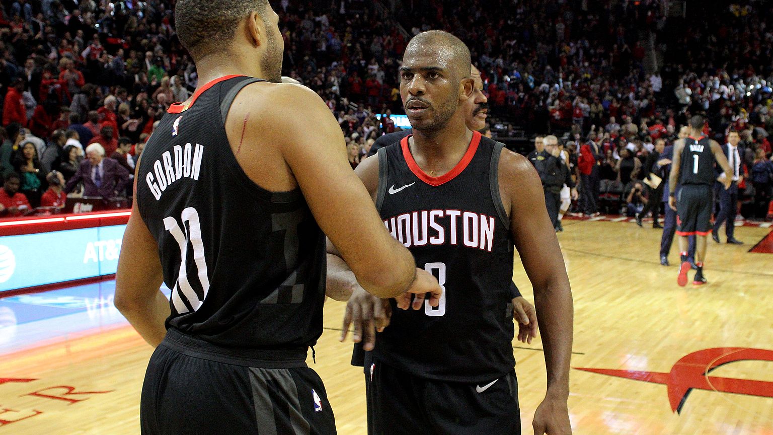 Chris Paul celebra a 29ª vitória da época com Eric Gordon