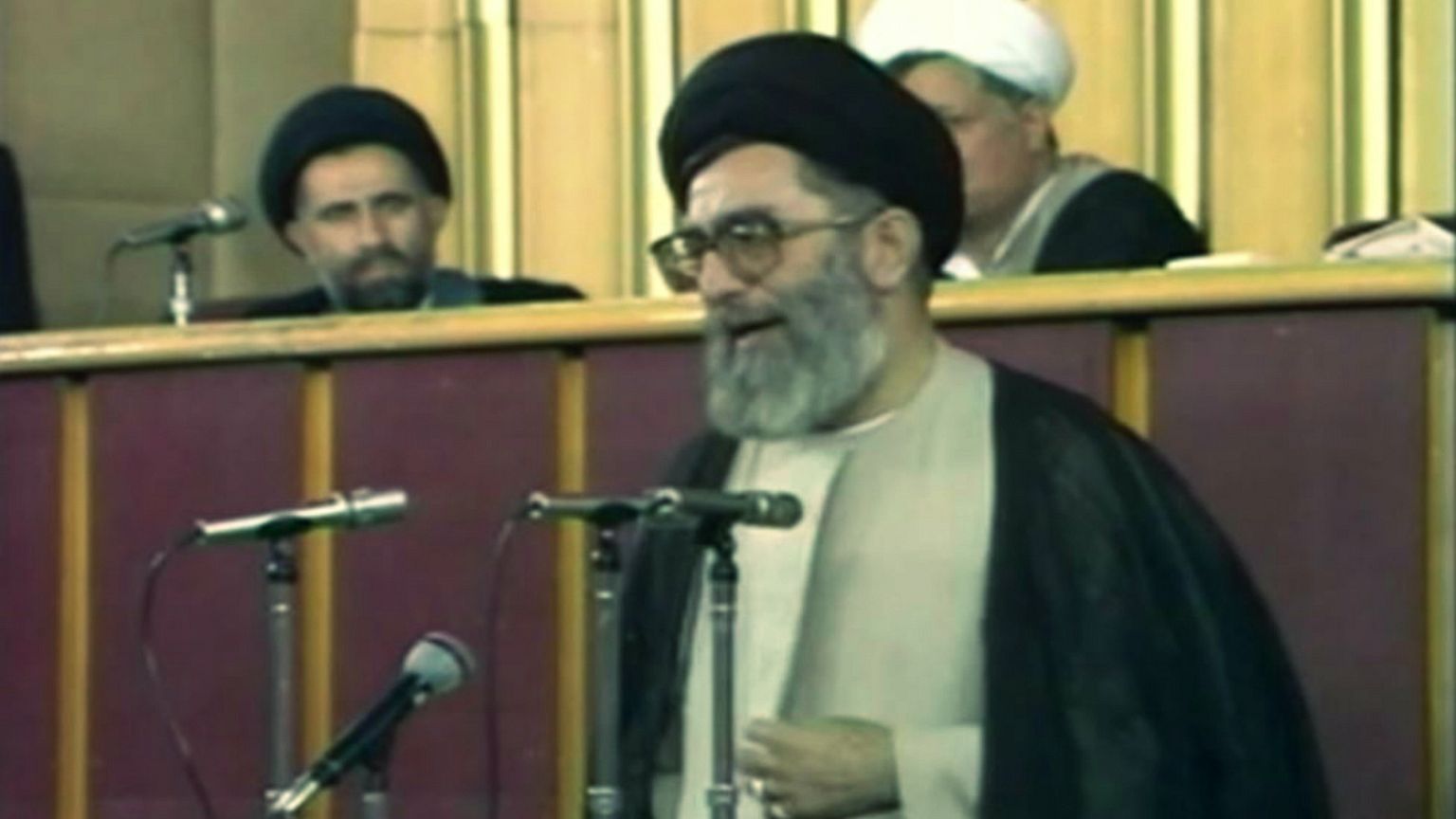 توضیح سایت‌ خامنه‌ای درباره ویدئوی جلسه خبرگان در سال ۶۸