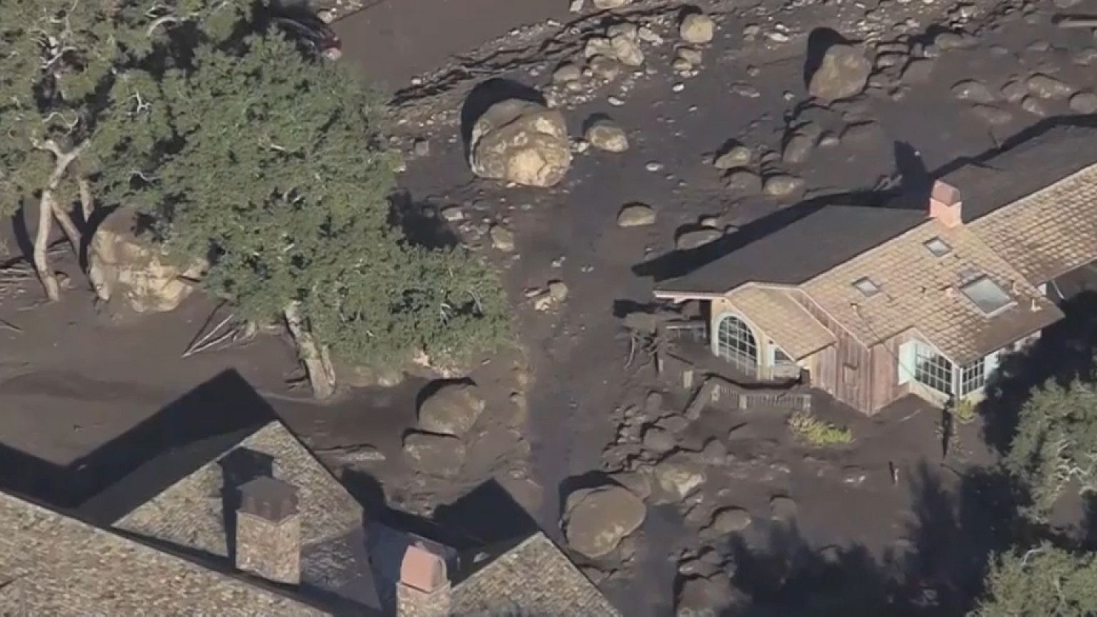 California pezzi di case e veicoli nel fango: difficili le ricerche