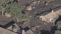 California pezzi di case e veicoli nel fango: difficili le ricerche