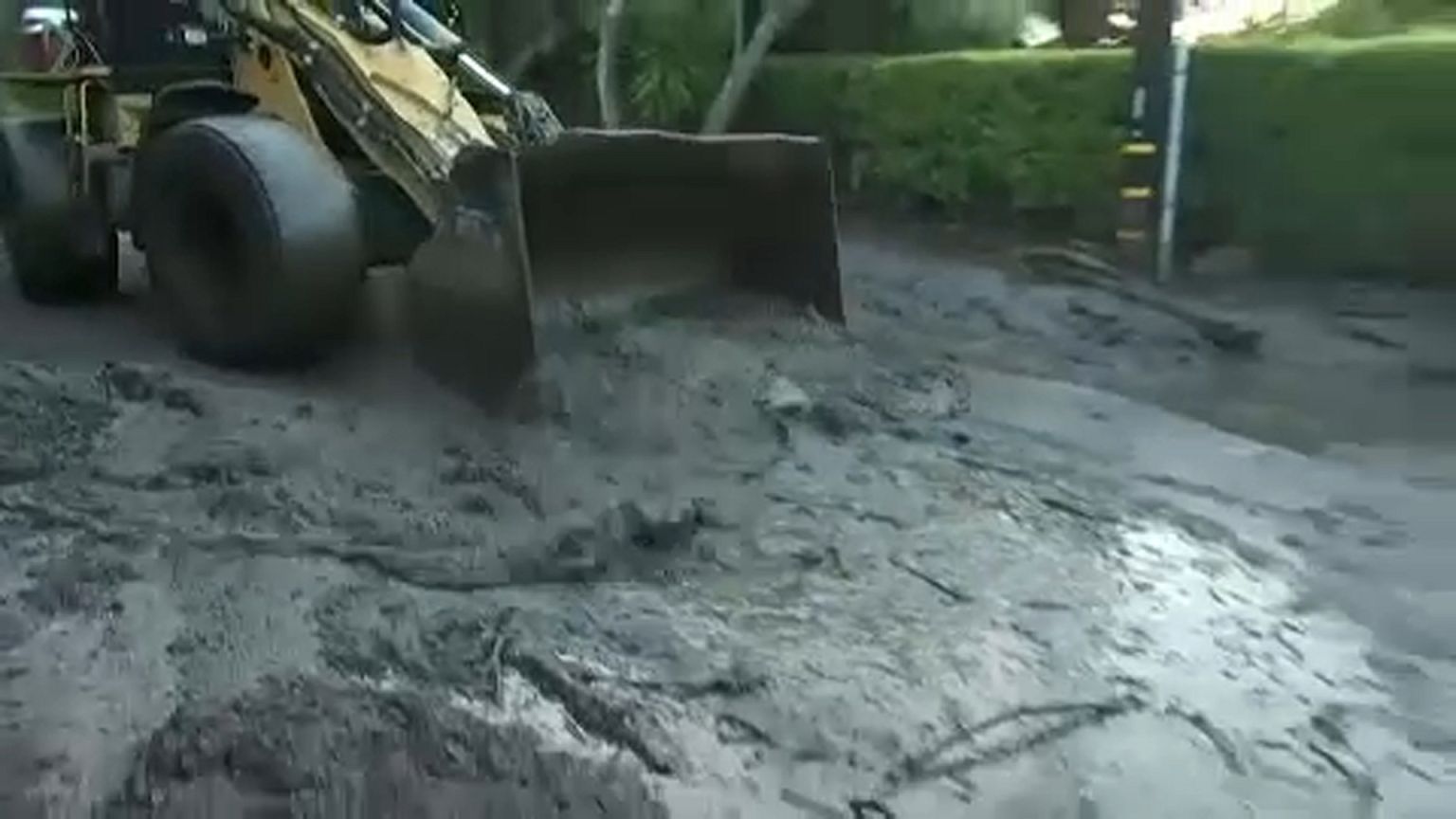 Tovább rombol a sárlavina