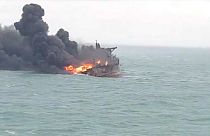 Cina: nave in fiamme da 6 giorni; i parenti dei marinai: "Salvateli"