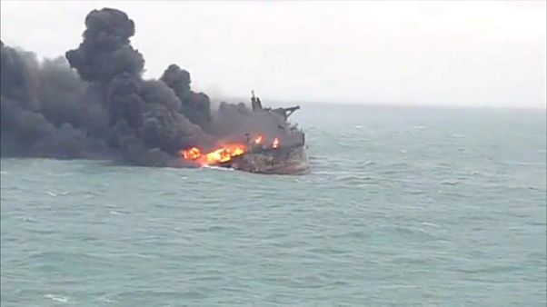 Cina: nave in fiamme da 6 giorni; i parenti dei marinai: "Salvateli" Cina: nave in fiamme da 6 giorni; i parenti dei marinai: "Salvateli"