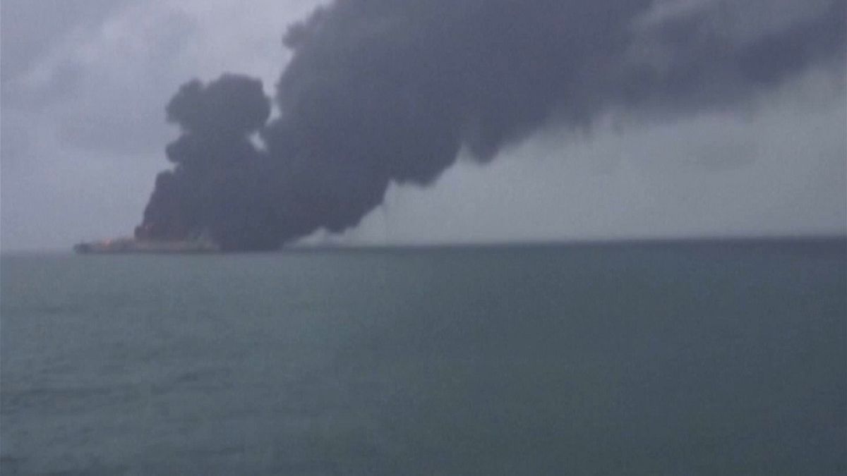 Пожар на иранском танкере продолжается