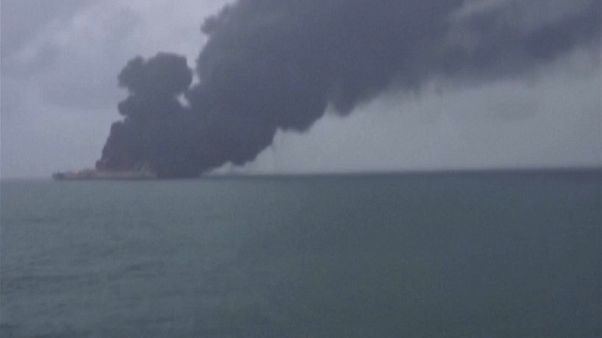 Пожар на иранском танкере продолжается Пожар на иранском танкере продолжается