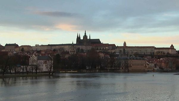 Cechi al voto per le presidenziali, divisi tra euroscettici e pro UE Cechi al voto per le presidenziali, divisi tra euroscettici e pro UE
