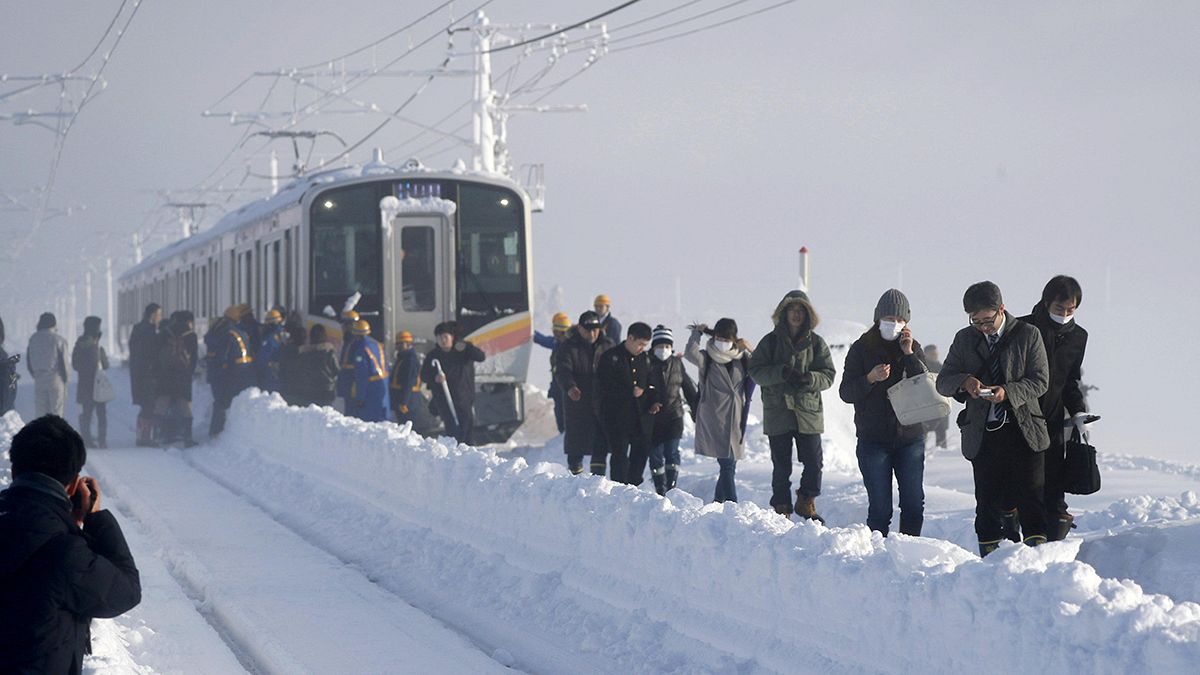 Több százan rekedtek éjszakára egy japán vonaton egy hóvihar miatt