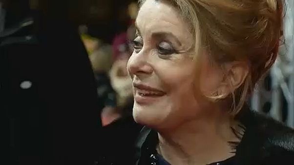 Össztűz zúdult Deneuve-ékre Össztűz zúdult Deneuve-ékre