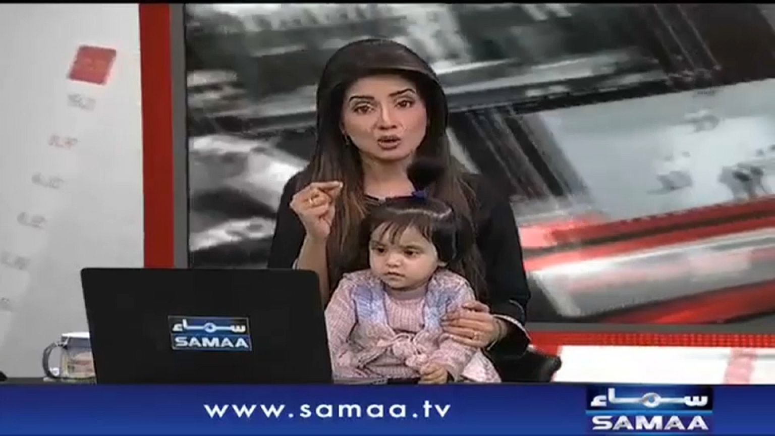 Una presentadora de TV pakistaní lleva a a su hija al set en protesta