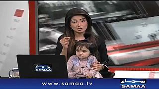 Una presentadora de TV pakistaní lleva a a su hija al set en protesta