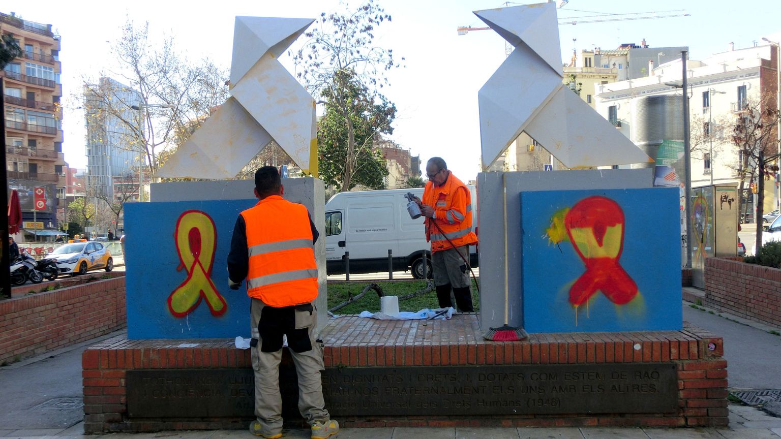 “Puigdemont debería volver a Cataluña” guerra de pintadas y opiniones encontradas
