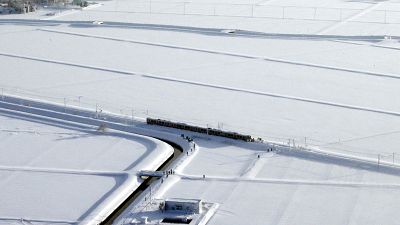 Au Japon, un train bloqué par la neige