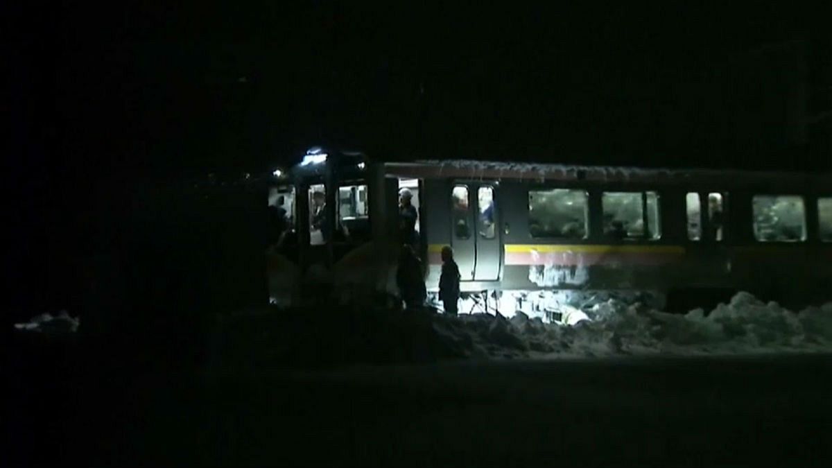 Japonya'da kar dolayısıyla yüzlerce yolcu trende mahsur kaldı