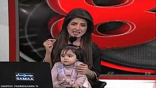 Kiran Naz brachte ihre Tochter mit ins Live-TV.