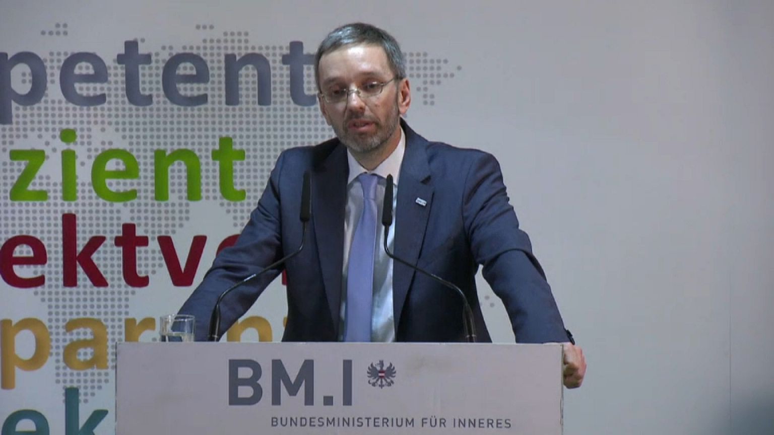 Austria: "concentriamo in un solo posto i richiedenti asilo". E' bufera sul ministro Kickl