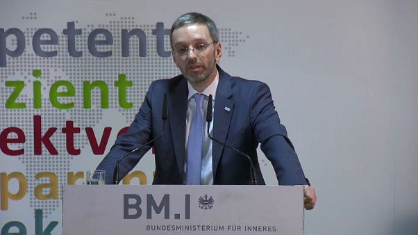 Austria: "concentriamo in un solo posto i richiedenti asilo". E' bufera sul ministro Kickl Austria: "concentriamo in un solo posto i richiedenti asilo". E' bufera sul ministro Kickl