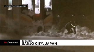 الثلوج الكثيفة تحتجز 400 يابانياً داخل قطار لليلة كاملة