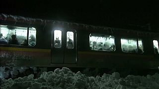Giappone: passeggeri bloccati dalla neve sul treno