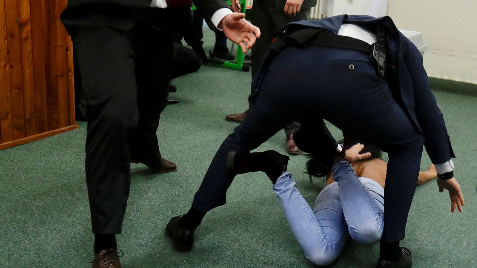 Активистка Femen напала на президента Чехии