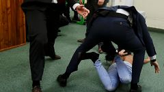 Активистка Femen напала на президента Чехии