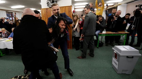 "Putins Schlampe": Femen-Aktivistin geht auf tschechischen Präsidenten los "Putins Schlampe": Femen-Aktivistin geht auf tschechischen Präsidenten los