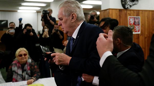Le président tchèque attaqué par une Femen Le président tchèque attaqué par une Femen