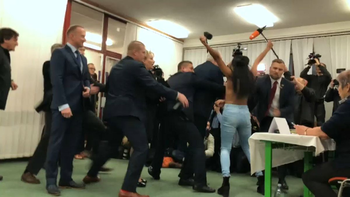 Presidenziali ceche: attivista Femen irrompe nel seggio. Il presidente Zeman  sta votando 