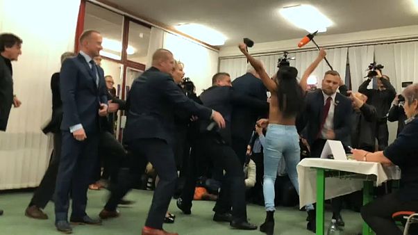 Presidenziali ceche: attivista Femen irrompe nel seggio. Il presidente Zeman sta votando Presidenziali ceche: attivista Femen irrompe nel seggio. Il presidente Zeman sta votando