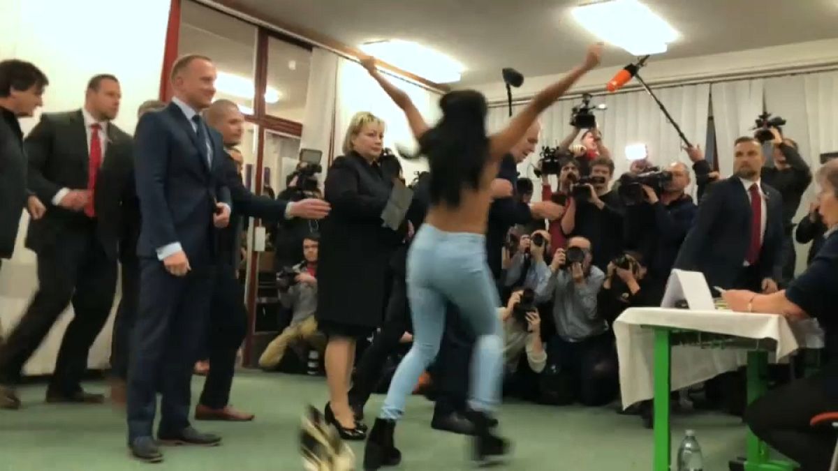 Zeman es objeto de la protesta de Femen en las elecciones checas