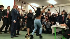 Zeman es objeto de la protesta de Femen en las elecciones checas