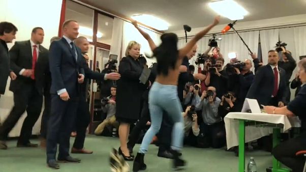 Zeman es objeto de la protesta de Femen en las elecciones checas Zeman es objeto de la protesta de Femen en las elecciones checas