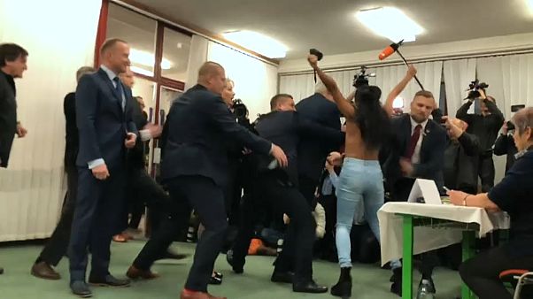 Çek Cumhurbaşkanı Zeman'a FEMEN saldırısı Çek Cumhurbaşkanı Zeman'a FEMEN saldırısı