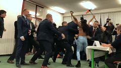 Nackt-Protest in Tschechien: "Zeman - Putins Schlampe"