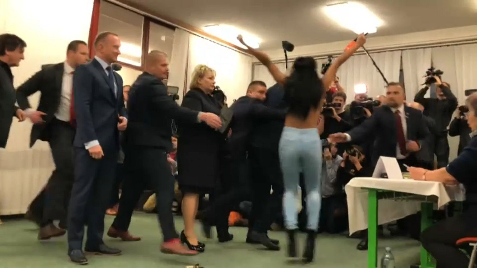 Çekya'da Cumhurbaşkanlığı Seçimi'ne Femen damgası