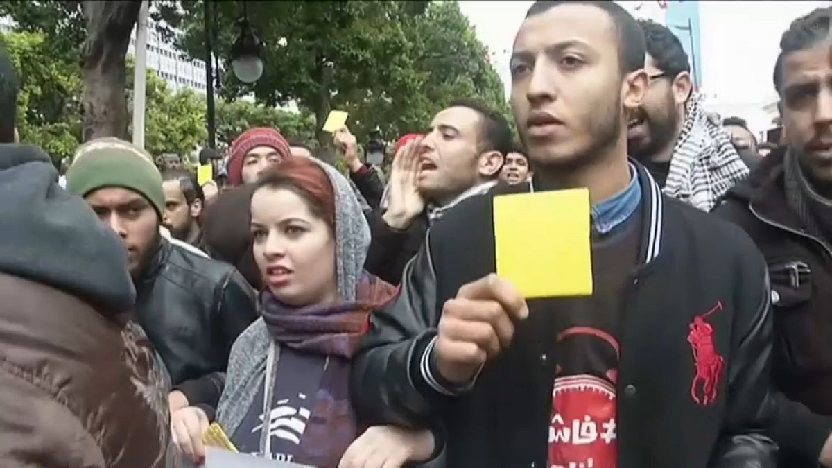 Tunuslular hükümete sarı kart gösterdi