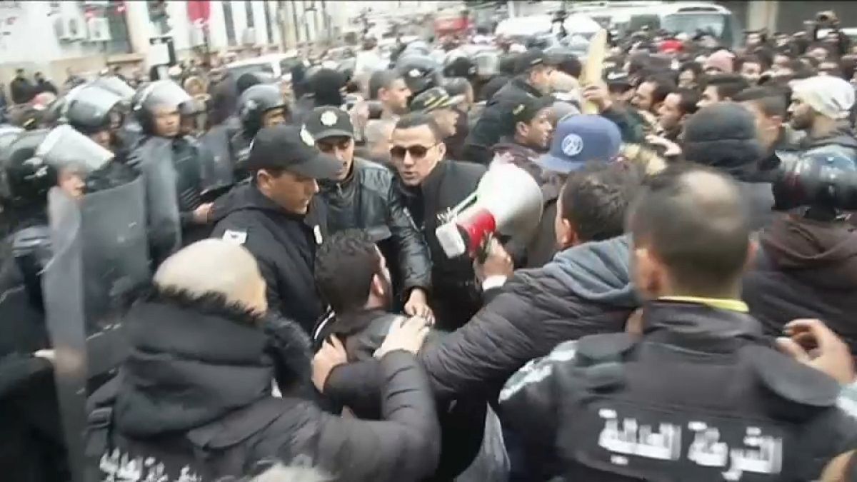 800 detenidos en Túnez en protestas contra las política de austeridad