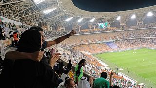 Premier match de football en tribune pour les Saoudiennes