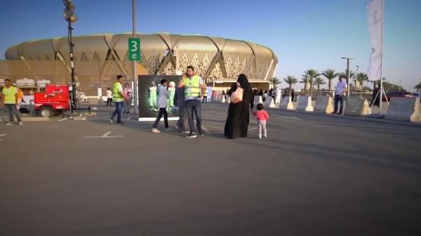 Riad: donne allo stadio per la prima volta, prima era vietato Riad: donne allo stadio per la prima volta, prima era vietato